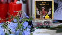Des fleurs, des bougies et une photo du pape Léon XIV déposées au pied de la statue de Jean Paul II, devant l’hôpital Gemelli à Rome où le pape Léon XIV est en convalescence, le 17 octobre 2026