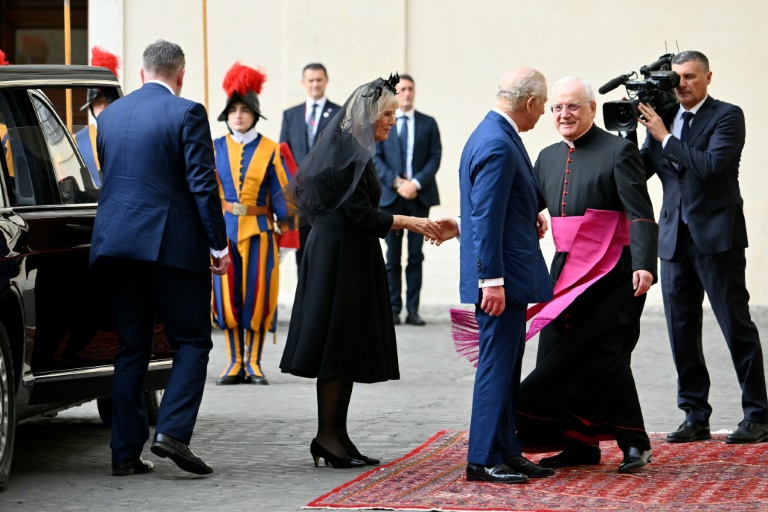 Le roi Charles III et la reine Camilla arrivent à la cour de San Damaso pour une rencontre avec le pape Léon XIV au Vatican, le 23 octobre 2025