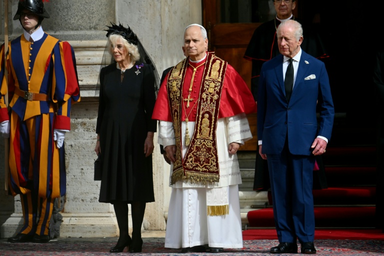 Le roi Charles III et la reine Camilla aux côtés du pape Léon XIV dans la cour de San Damaso lors de leur visite d'État au Vatican, le 23 octobre 2025