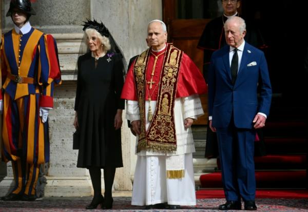 Le roi Charles III et la reine Camilla aux côtés du pape Léon XIV dans la cour de San Damaso lors de leur visite d'État au Vatican, le 23 octobre 2025
