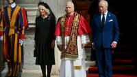 Le roi Charles III et la reine Camilla aux côtés du pape Léon XIV dans la cour de San Damaso lors de leur visite d'État au Vatican, le 23 octobre 2025