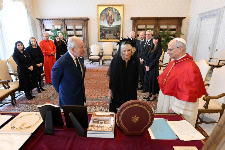 Photo diffusée le 23 octobre 2025 par les médias du Vatican montrant le pape Léon XIV lors d'une rencontre avec le roi Charles III au Vatican