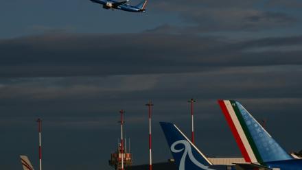 L'avion papal qui emmène Léon XIV à  Ankara décolle de l'aéroport Fiumicino de Rome le 27 novembre 2025