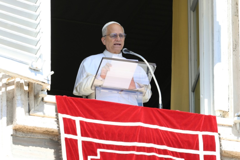 Photo transmise par les services du Vatican montrant le pape Léon XIV s'exprimant lors de la prière de l'Angélus, le 21 septembre 2025 au Vatican 