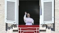 Le pape Léon XIV durant la prière de l'Angélus, depuis le palais apostolique sur la place Saint-Pierre, au Vatican, le 11 octobre 2026