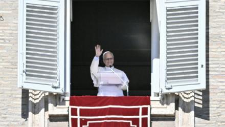 Le pape Léon XIV durant la prière de l'Angélus, depuis le palais apostolique sur la place Saint-Pierre, au Vatican, le 11 octobre 2026