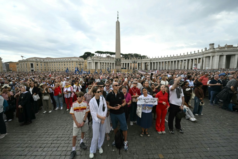 Des fidèles rassemblés place Saint-Pierre lors de la prière de l'Angélus du pape Léon XIV, au lendemain de son retour au Vatican après une intervention chirurgicale, le 18 octobre 2026