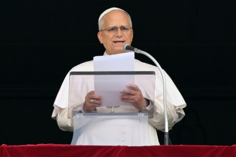 Le pape Léon XIV lors de la prière de l’Angélus, place Saint-Pierre, au lendemain de son retour au Vatican après une intervention chirurgicale, le 18 octobre 2026