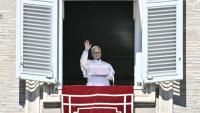 Le pape Léon XIV salue la foule pendant la prière de l'Angélus sur la place Saint-Pierre, au Vatican, le 11 octobre 2026