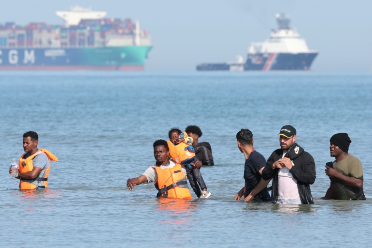 Des migrants tentent de monter à bord d'une embarcation de passeurs pour traverser la Manche, au large de la plage de Gravelines, le 29 juillet 2026