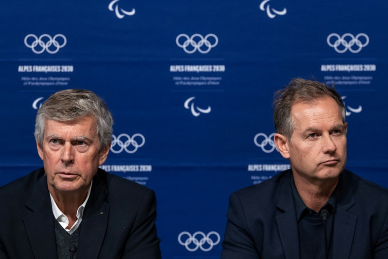 Le Belge Pierre-Olivier Beckers (g.), président de la commission de coordination du CIO pour les Jeux olympiques d'hiver de 2030 en France, et le Français Edgar Grospiron (d.), président du comité d'organisation des Alpes françaises 2030 en France, lors d'une conférence de presse, au Grand Bornand, le 3 décembre 2025