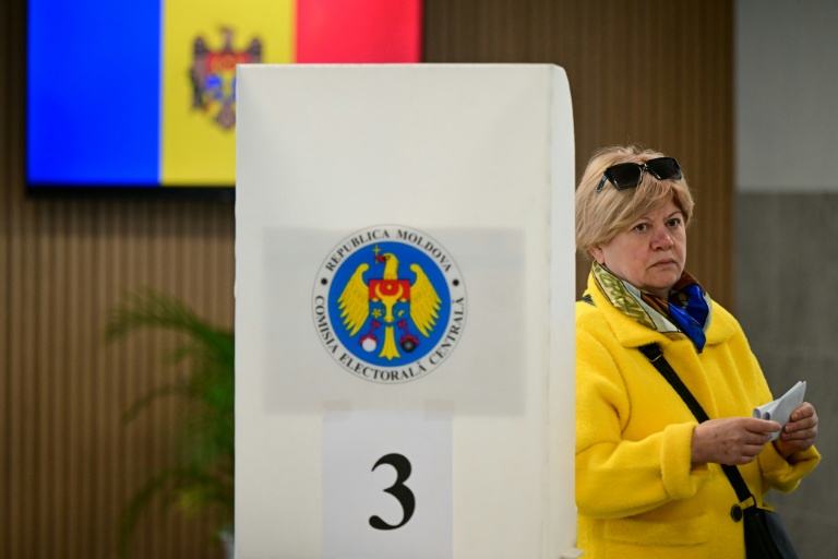 Dans un bureau de vote de Chisinau, le 28 septemnbre 2025