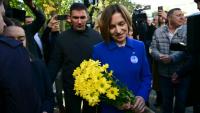 La présidente moldave Maia Sandu quitte un bureau de vote à Chisinau, le 28 septembre 2025
