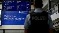 Un policier à l'aéroport de Leipzig après la découverte d'un drone chargé d'explosifs, attribué par l'Allemagne à Moscou, près d'un avion cargo ukrainien, le 5 août 2026