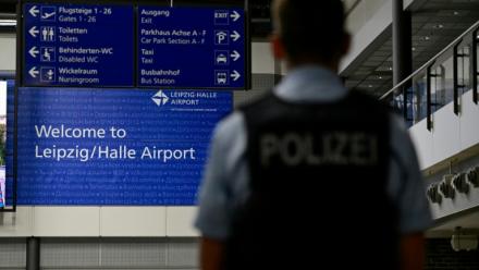 Un policier à l'aéroport de Leipzig après la découverte d'un drone chargé d'explosifs, attribué par l'Allemagne à Moscou, près d'un avion cargo ukrainien, le 5 août 2026