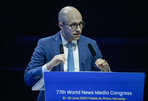 Le patron du New York Times, Arthur Gregg Sulzberger, lors de son discours au congrès mondial des médias à Marseille, le 1er juin 2026