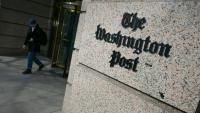 Un homme quitte le bâtiment qui abrite le  Washington Post à Washington le 4 février 2026