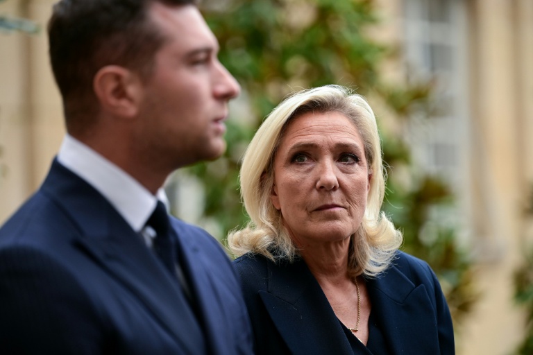 Le président du Rassemblement national (RN), Jordan Bardella (g.), s'adresse aux médias aux côtés de la présidente du groupe parlementaire du RN, Marine Le Pen, à Paris, le 2 septembre 2025
