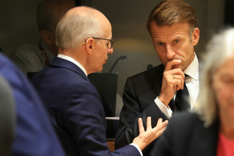 Le Premier ministre luxembourgeois Luc Frieden (g) et le président français Emmanuel Macron lors d'un sommet de l'UE à Bruxelles, le 15 octobre 2026