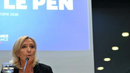 Marine Le Pen, candidate du Rassemblement National (RN) à la présidentiellede 2027, lors d'une conférence de presse en marge d’une réunion du groupe parlementaire "Patriotes", à la veille d’un sommet de l’UE à Bruxelles, le 14 octobre 2026