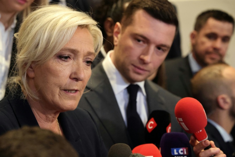 Marine Le Pen répond aux questions des journalistes aux côtés de Jordan Bardella lors de leur visite au Salon de l'agriculture, Porte de Versailles à Paris, le 26 février 2026