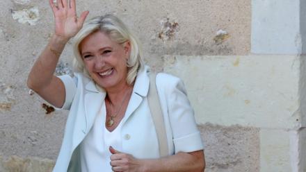 Marine Le Pen, cheffe du groupe parlementaire Rassemblement national (RN) et candidate à la présidentielle de 2027, salue ses sympathisants après une réunion de campagne à l'hôtel de ville de La Flèche, le 8 juillet 2026 dans la Sarthe