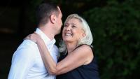 Le président du parti d’extrême droite français Rassemblement national (RN), Jordan Bardella (G), et la présidente du groupe parlementaire du Rassemblement national, Marine Le Pen, s’enlacent lors de leur participation à un événement du parti RN, à Liévin, dans le nord de la France, le 4 juillet 2026