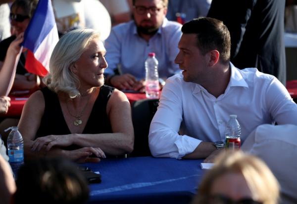 Le président du Rassemblement national (RN), Jordan Bardella (g), et la présidente du groupe parlementaire du Rassemblement national, Marine Le Pen, se donnent une accolade lors de la "Fête champêtre", un événement du RN, le 4 juillet 2026 à Liévin, dans le Pas-de-Calais