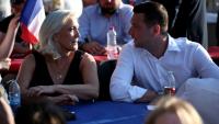 Le président du Rassemblement national (RN), Jordan Bardella (g), et la présidente du groupe parlementaire du Rassemblement national, Marine Le Pen, se donnent une accolade lors de la "Fête champêtre", un événement du RN, le 4 juillet 2026 à Liévin, dans le Pas-de-Calais