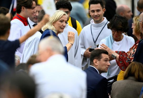 La candidate RN à la présidentielle Marine Le Pen et le président du parti Jordan Bardella à leur arrivée à la messe célébrée par le pape Léon XIV à Paris le 26 septembre 2026