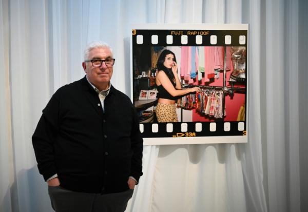 Mitch Winehouse, le père de la chanteuse britannique décédée Amy Winehouse, lors de l'exposition "Amy : Beyond the Stage" au Design Museum de Londres, le 24 novembre 2021