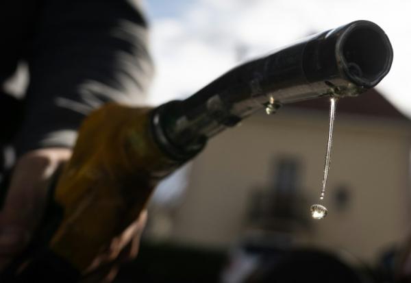 Une goutte d'essence coule dans une station-essence de Mulhouse, en France, le 1er avril 2026. 