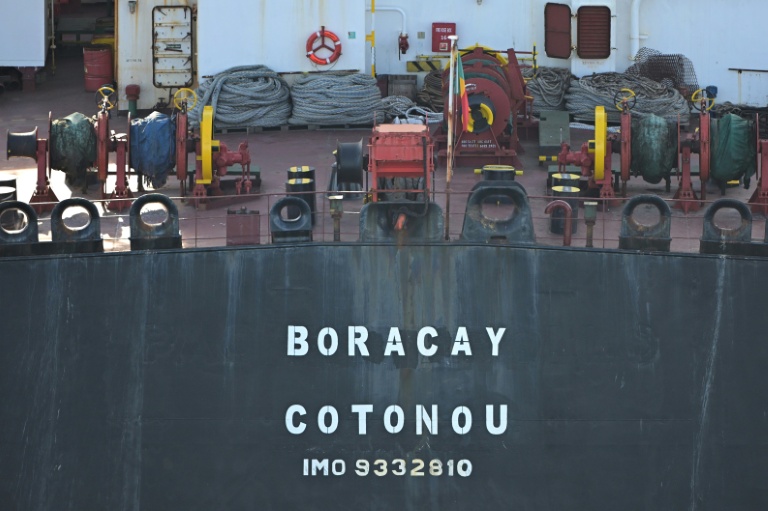 Vue aérienne du pétrolier Boracay au large du port de Saint-Nazaire le 1er octobre 2025