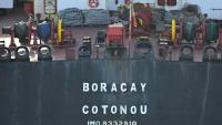 Vue aérienne du pétrolier Boracay au large du port de Saint-Nazaire le 1er octobre 2025