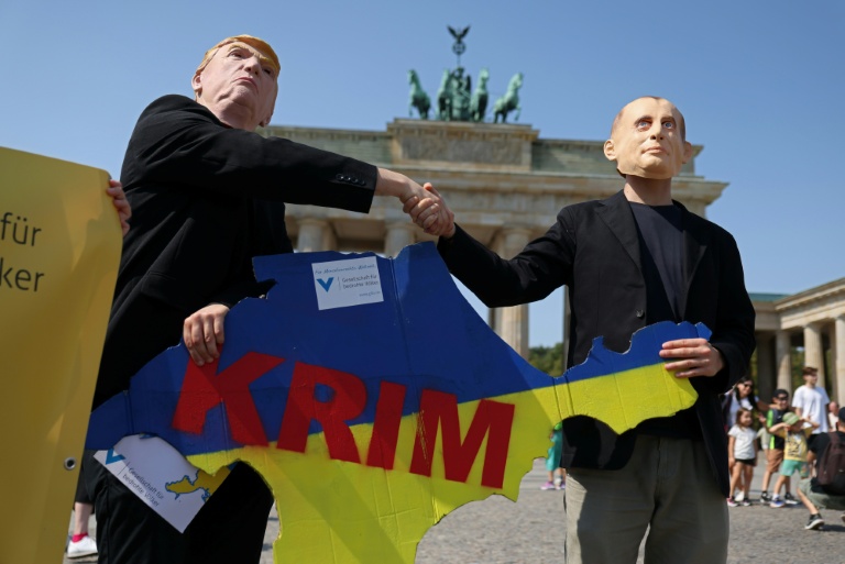 Protesters have already pushed back on the idea of recognising Russia's annexation of Crimea