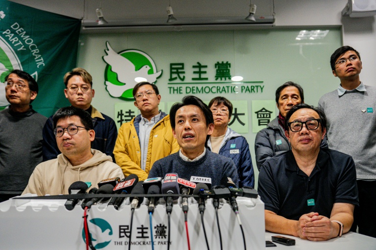 Lo Kin-hei (C), le dirigeant du Parti démocrate lors d’une conférence de presse, le 14 décembre 2025 à Hong Kong