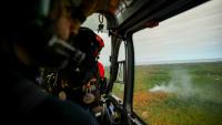 Un hélicoptère de la Sécurité en reconnaissance au-dessus d'un incendie de forêt sur la commune de Le Porge, en Gironde, le 31 juillet 2026