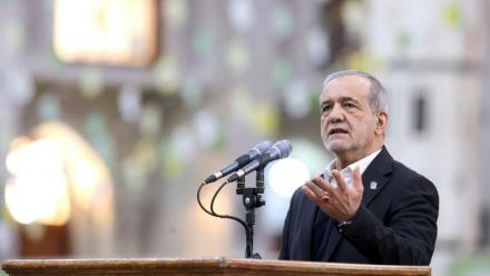 Photo diffusée par la présidence iranienne montrant Le président iranien Massoud Pezeshkian s'adresse aux membres du cabinet à Téhéran, le 31 janvier 2026