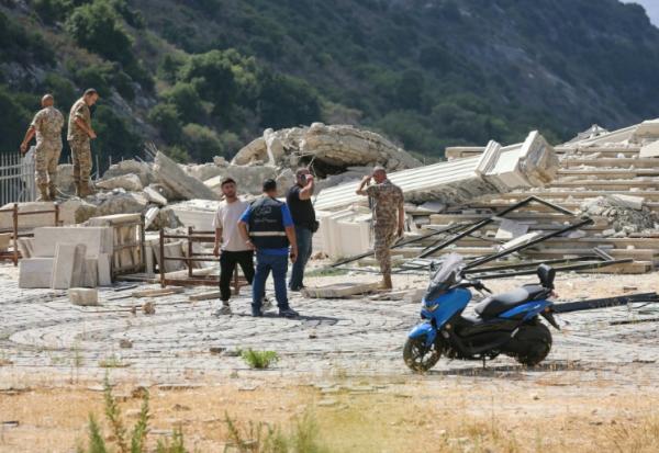 Des soldats inspectent les destructions sur un site visé par une frappe aérienne israélienne dans le village d'Arabsalim, dans le sud du Liban, le 6 septembre 2026