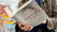 Les mémoires posthumes de Virginia Giuffre, "Nobody's Girl - A Memoir of Surviving Abuse and Fighting for Justice", en vente à Londres, le 21 ocotbre 2025 