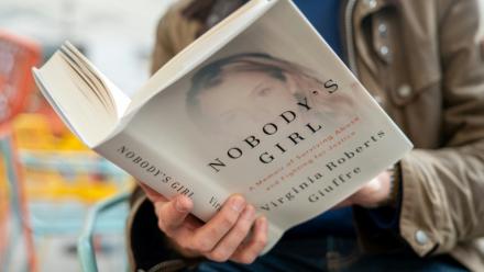 Les mémoires posthumes de Virginia Giuffre, "Nobody's Girl - A Memoir of Surviving Abuse and Fighting for Justice", en vente à Londres, le 21 ocotbre 2025 