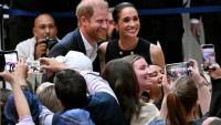 Le prince Harry, duc de Sussex, et son épouse Meghan, duchesse de Sussex, se font prendre en photo au Royal Children's Hospital de Melbourne, en Australie, le 14 avril 2026
