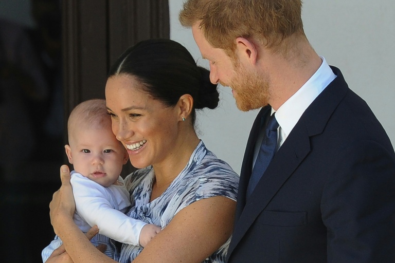 Le duc et la duchesse de Sussex, le prince Harry et son épouse Meghan, tiennent leur fils Archie dans leurs bras au Cap, en Afrique du Sud, le 25 septembre 2019