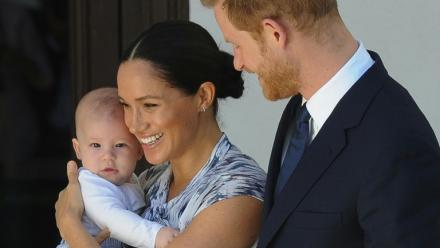 Le duc et la duchesse de Sussex, le prince Harry et son épouse Meghan, tiennent leur fils Archie dans leurs bras au Cap, en Afrique du Sud, le 25 septembre 2019