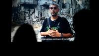 Le photographe palestinien Mahmoud Abu Hamda prononce un discours préenregistré, diffusé sur écran, après avoir reçu le prix du jury international de l'édition 2026 du Prix Bayeux Calvados-Normandie des correspondants de guerre, à Bayeux, le 10 octobre 2026