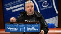 Le journaliste ukrainien Maxime Boutkevitch, à la tribune du Conseil de l'Europe à Strasbourg (France), le 29 septembre 2025
