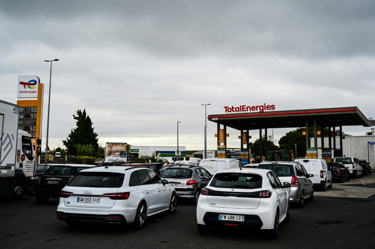 Station-service TotalEnergies à Beziers (sud de la France) le 1er octobre 2026