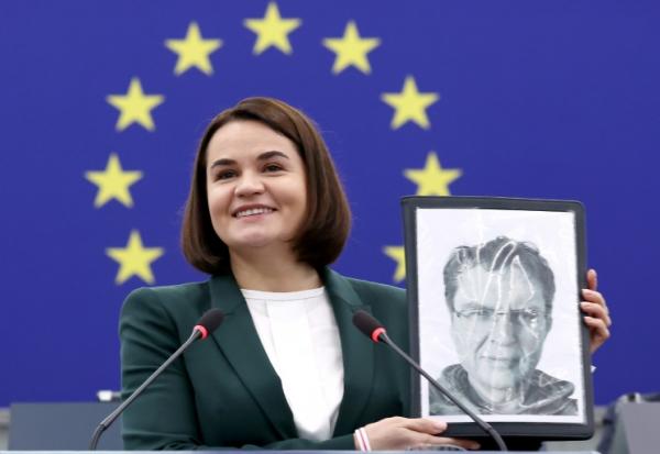 l'opposante bélarusse Svetlana Tikhanovskaïa tient une photo d'Andrzej Poczobut, journaliste emprisonné au Bélarus, qui vient de recevoir le prix Sakharov, lors d'une séance solennelle à Strasbourg, le 22 octobre 2025 dans l'est de la France