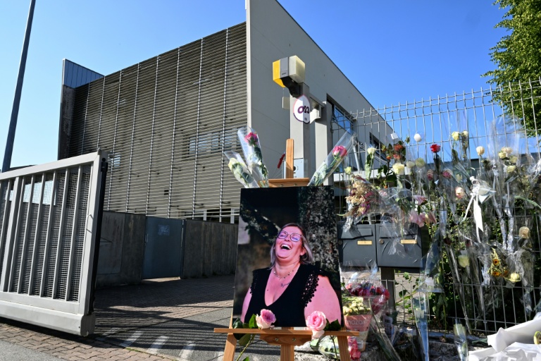 Des fleurs et un portrait en hommage à la surveillante poignardée à mort devant les grilles du collège Françoise-Dolto de Nogent, en Haute-Marne, le 13 juin 2025