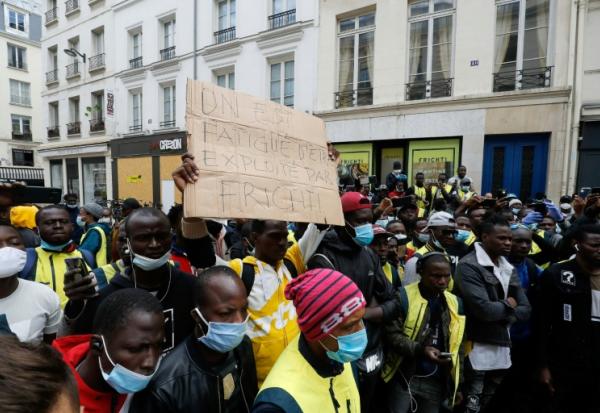 Des travailleurs sans papiers de la société de livraison de repas Frichti manifestent pour réclamer la régularisation de leur situation, le 8 juin 2020 à Paris